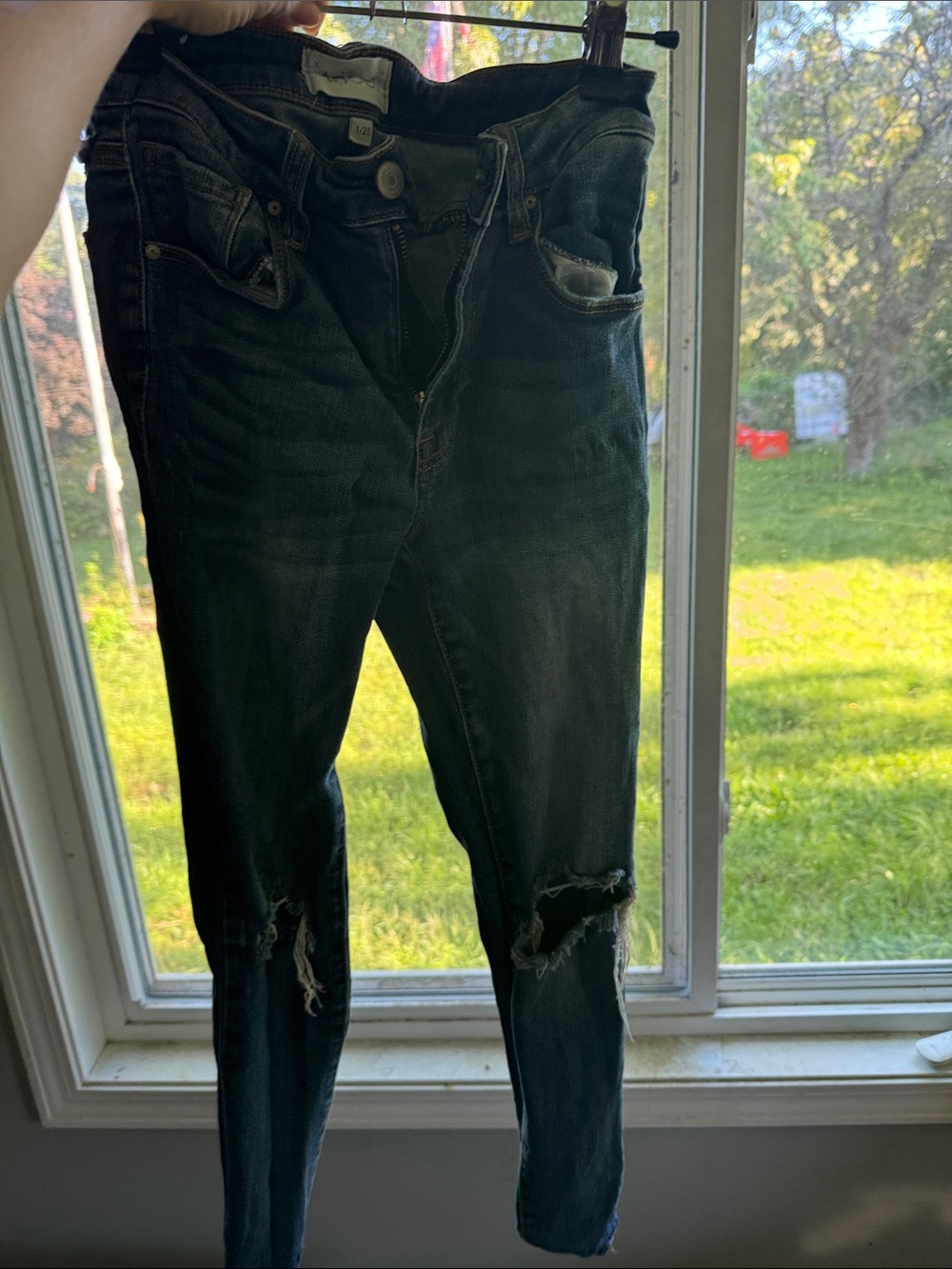 Women’s Skinny Ripped Jeans in Dark Blue